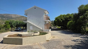 Vista frontal de la propiedad