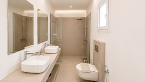 Suite junior | Baño | Regadera, regadera tipo lluvia, secadora de cabello, pantuflas 