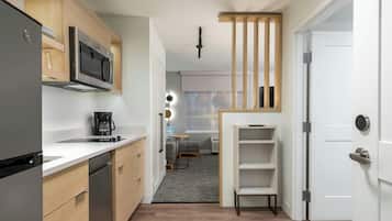 Studio, 2 Queen Beds | Private kitchen
