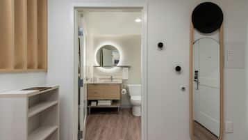 Studio, 2 Queen Beds | Bathroom