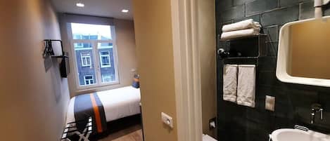 WiFi, bed sheets