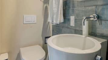 Een douche, een haardroger, handdoeken, shampoo