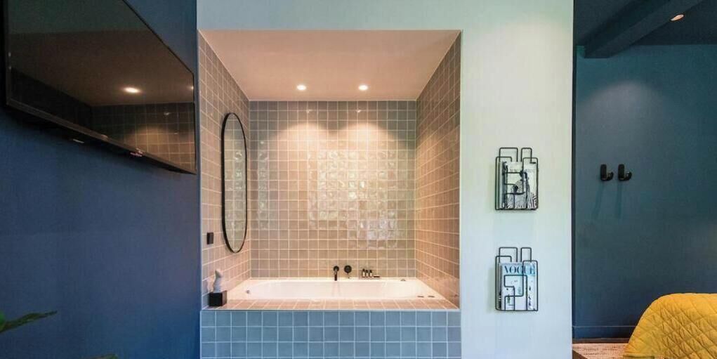 Een douche, handdoeken, shampoo