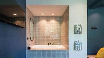 Een douche, handdoeken, shampoo