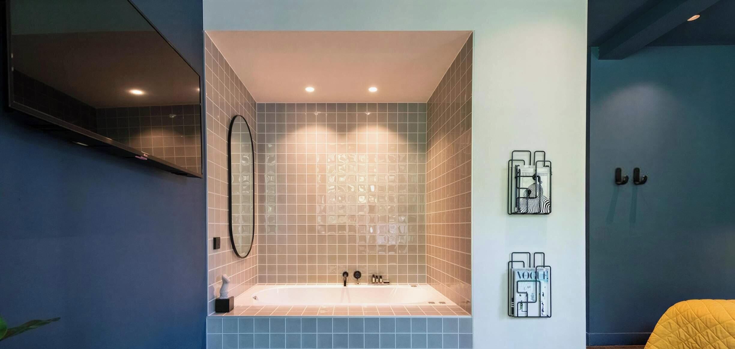 Een douche, handdoeken, shampoo
