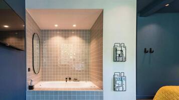 Een douche, handdoeken, shampoo