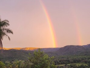 Paisatge amb una serralada de muntanyes i un cel serè.
