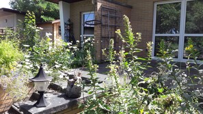 Ein Garten mit verschiedenen Pflanzen und einem Metalllaternen