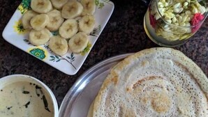 Un plato con un crepe, un tazón de salsa y un plato de rodajas de plátano.