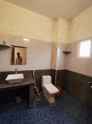 Un baño con lavabo, inodoro y espejo.