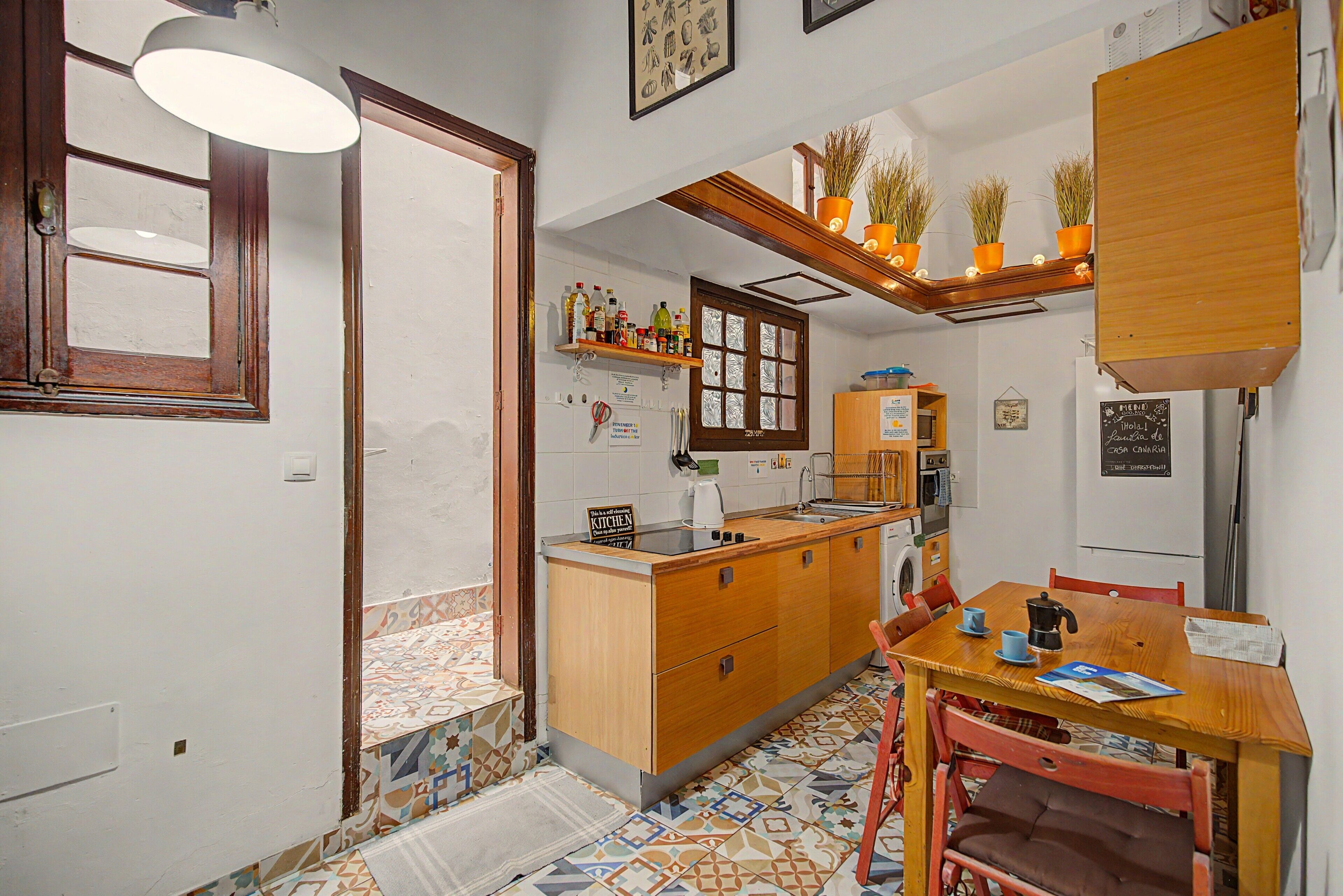 Cafetera o tetera, frigorífico, microondas y placa de cocina