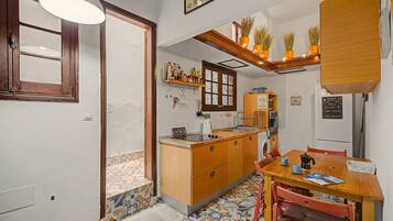 Cafetera o tetera, frigorífico, microondas y placa de cocina