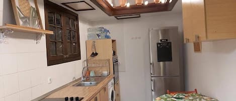 Refrigerador, microondas, parrilla de estufa y cafetera y tetera