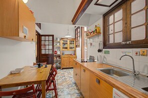 Wasserkocher mit Kaffee-/Teezubehör, Kühlschrank, Mikrowelle, Herdplatte
