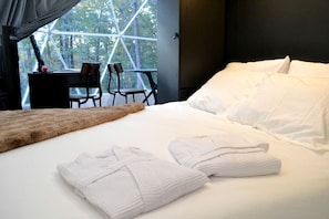 2 bedrooms, desk, WiFi, bed sheets