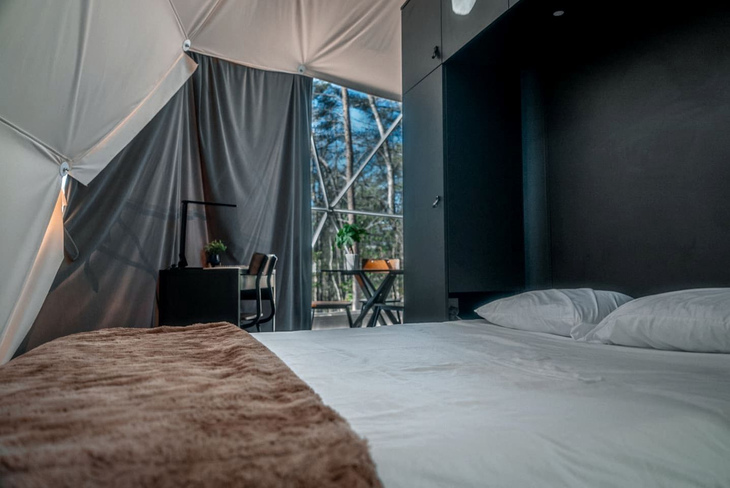 2 bedrooms, desk, WiFi, bed sheets