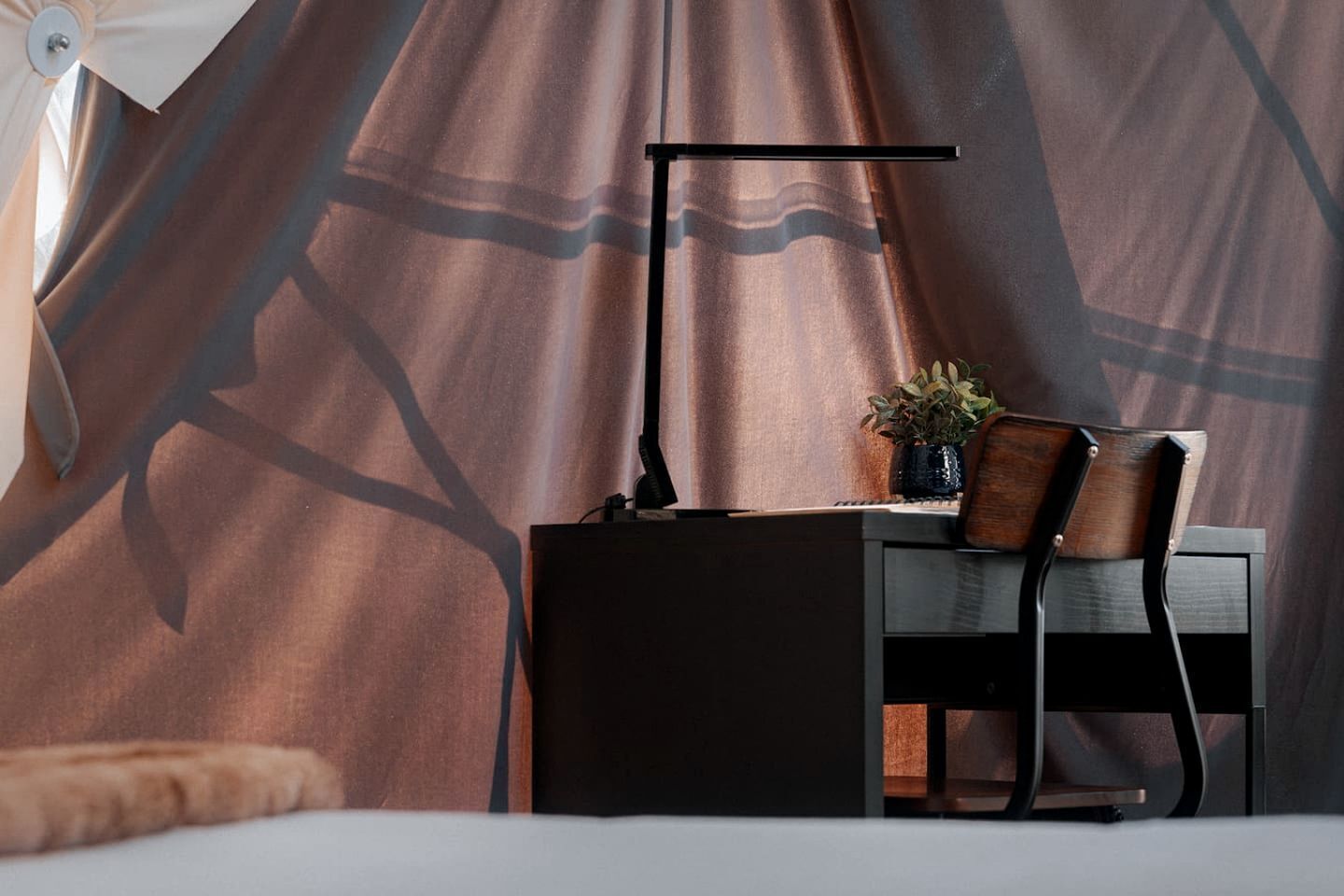 2 bedrooms, desk, WiFi, bed sheets