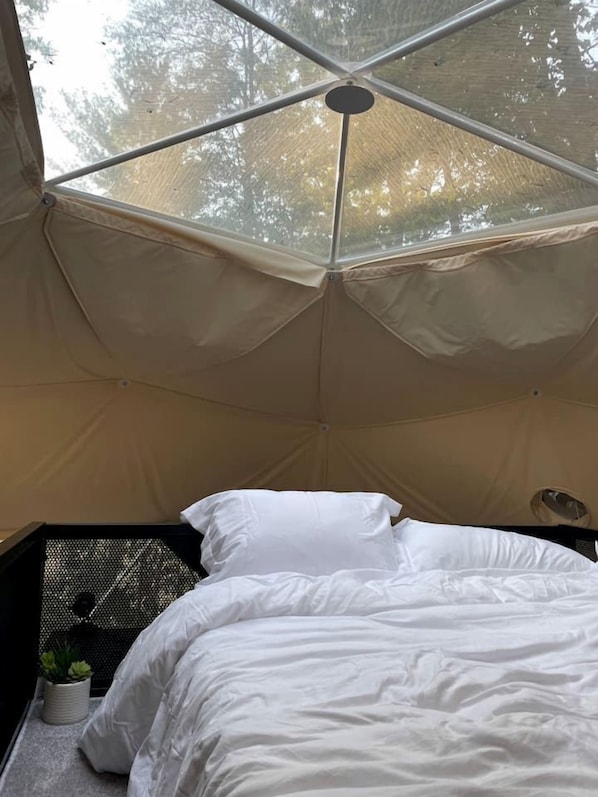 2 bedrooms, desk, WiFi, bed sheets