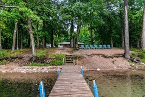 A wooden dock leading to a cabin surrounded by trees. - Pet Friendly Lakefront Cottage with Hot-tub in Johannesburg, Michigan (Johannesburgo)