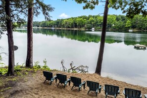 A lakeside view with chairs and a dock. - Pet Friendly Lakefront Cottage with Hot-tub in Johannesburg, Michigan (Johannesburgo)