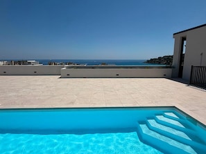 Una piscina al aire libre, una piscina climatizada