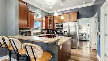 Coffee/tea maker, fridge, microwave, oven
