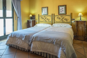 Iron/ironing board, Internet, bed sheets - Charming and Spacious Family Villa - Cortijo Sierra y Lago (Arcos de la Frontera)