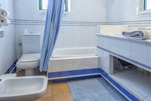 Shower, hair dryer, towels, soap - Charming and Spacious Family Villa - Cortijo Sierra y Lago (Arcos de la Frontera)