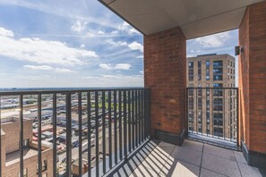 A balcony with a view of a parking lot and a building. - Modern 1BDR Flat Near Elizabeth Line and Heathrow (Greater London)