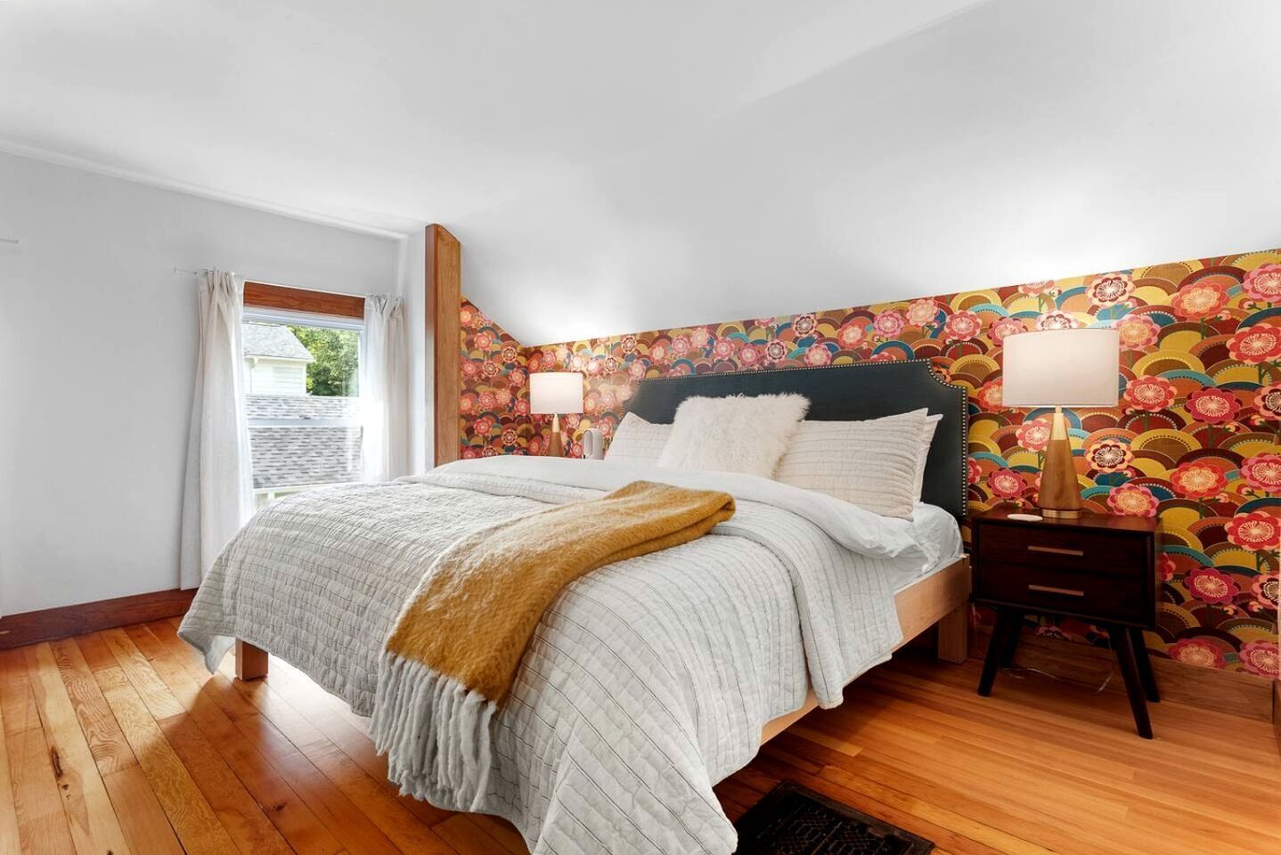 3 bedrooms, desk, WiFi, bed sheets
