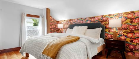 3 bedrooms, desk, WiFi, bed sheets