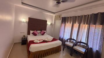Minibar, desk, free WiFi, bed sheets