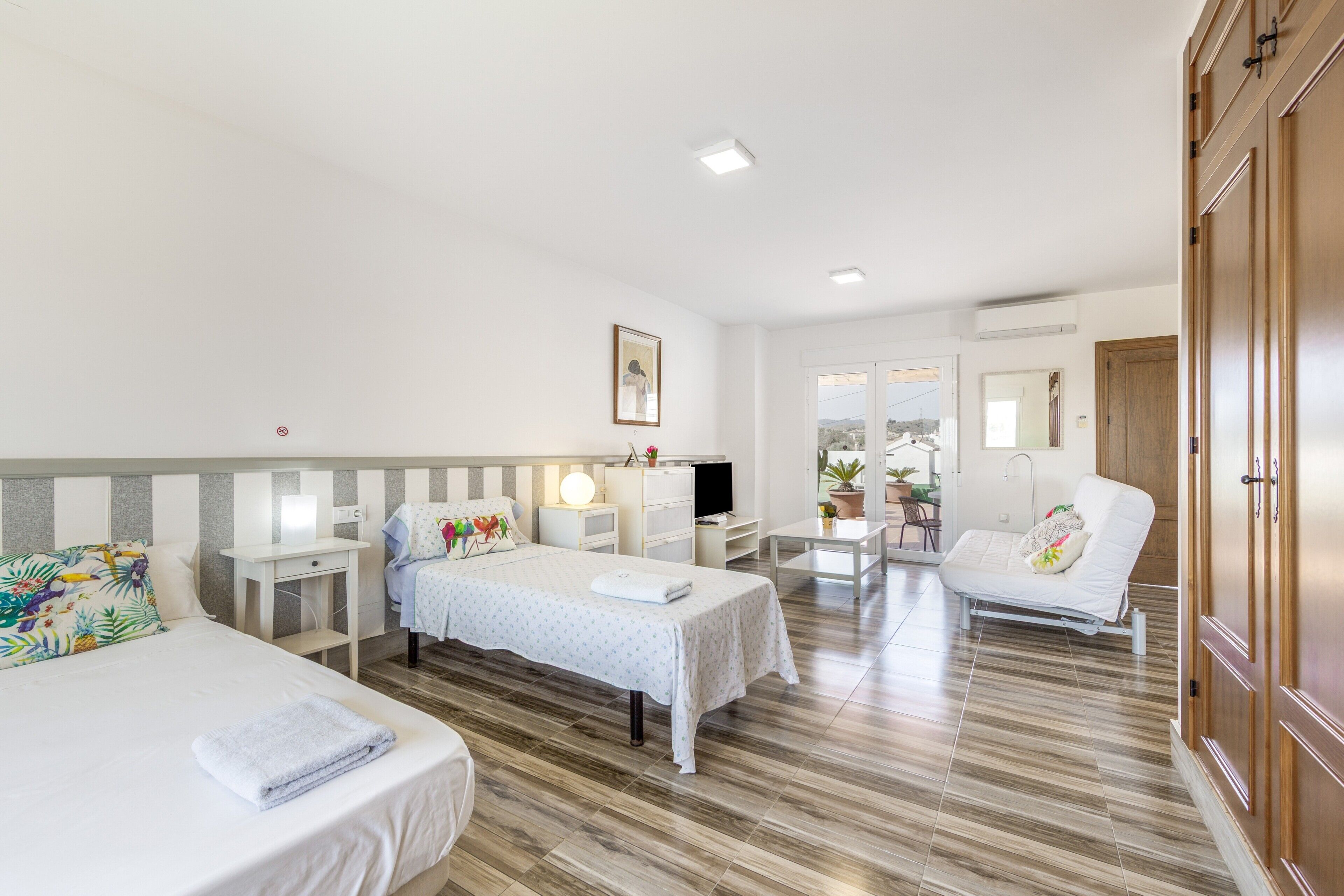 4 bedrooms, iron/ironing board, WiFi, bed sheets