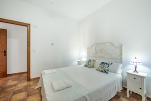 4 bedrooms, iron/ironing board, WiFi, bed sheets