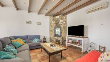 Una televisión, una chimenea
