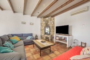 TV, fireplace