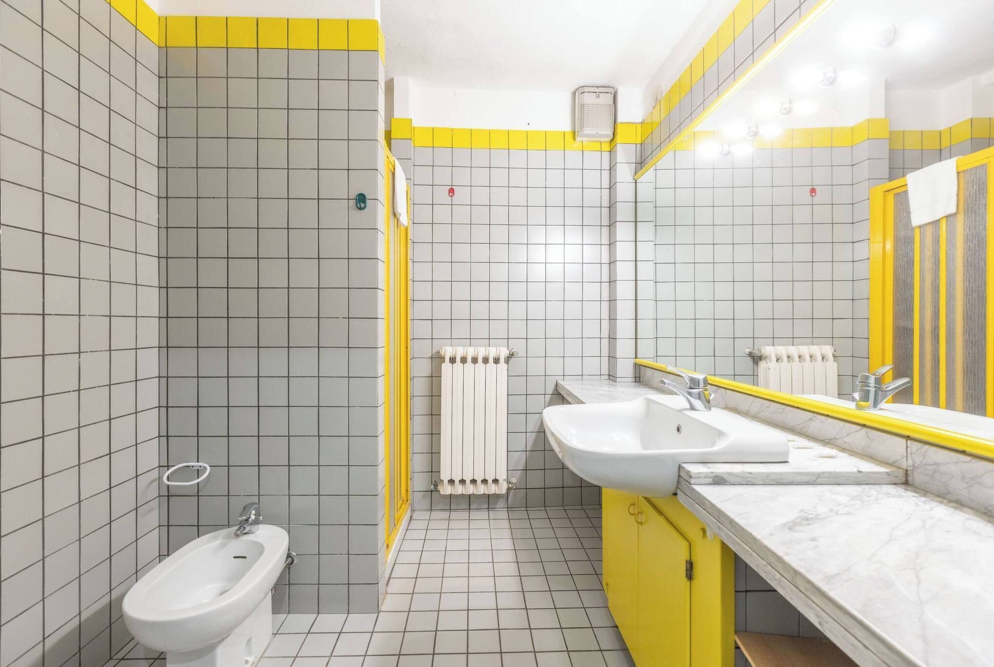 Dusche, Haartrockner, Bidet, Handtücher