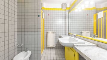 Dusche, Haartrockner, Bidet, Handtücher