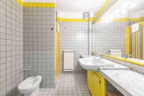 Dusche, Haartrockner, Bidet, Handtücher