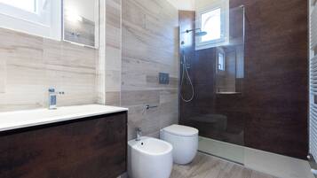 Dusche, Haartrockner, Bidet, Handtücher