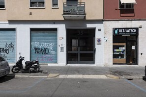 Ein Gebäude mit geschlossenen Garagentoren, auf der Tür ist die Nummer '35' sichtbar, und ein Schaufenster mit dem Schild 'ULTRATECH'.