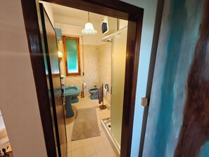 Dreibettzimmer | Badezimmer | Haartrockner, Handtücher, Seife, Shampoo