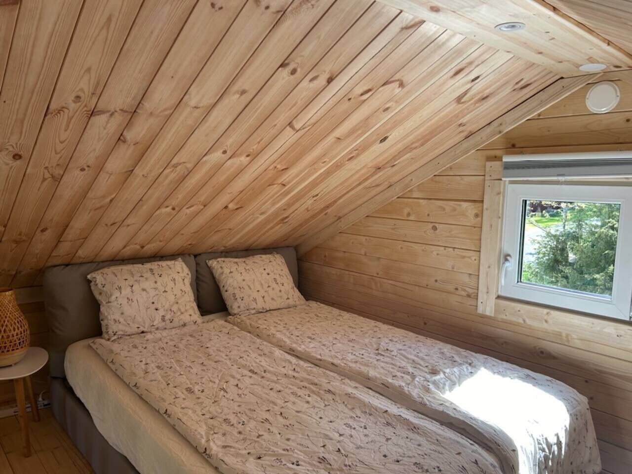 WiFi, bed sheets