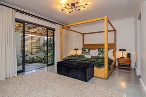 3 bedrooms, desk, internet, bed sheets