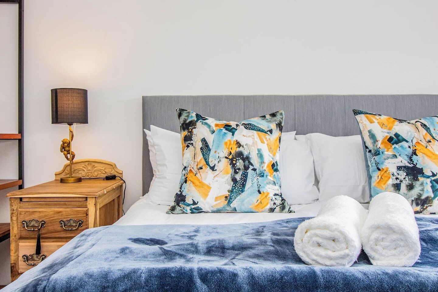 3 bedrooms, desk, internet, bed sheets