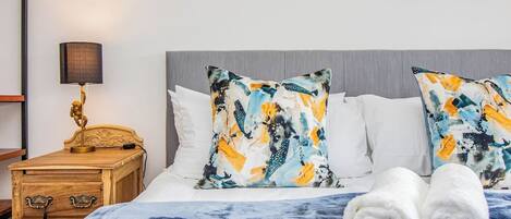 3 bedrooms, desk, internet, bed sheets