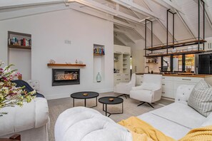 Smart TV, fireplace, stereo