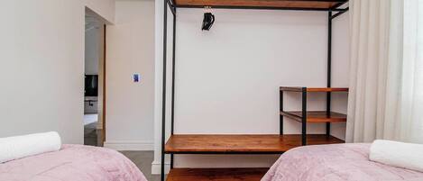 3 bedrooms, desk, internet, bed sheets