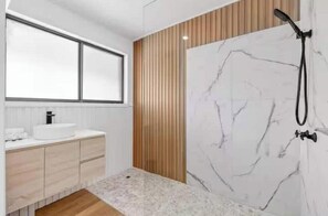 Douche, serviettes fournies, savon, papier toilette