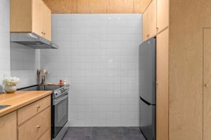 Wasserkocher mit Kaffee-/Teezubehör, Kühlschrank, Ofen, Herdplatte